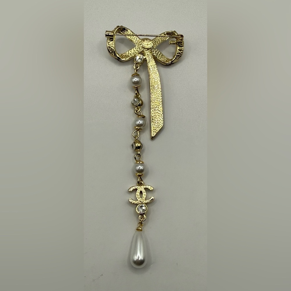 Gold-tone brooch bowl teardrop-shaped pearls and clear crystals C logo NEW - Picture 6 of 8